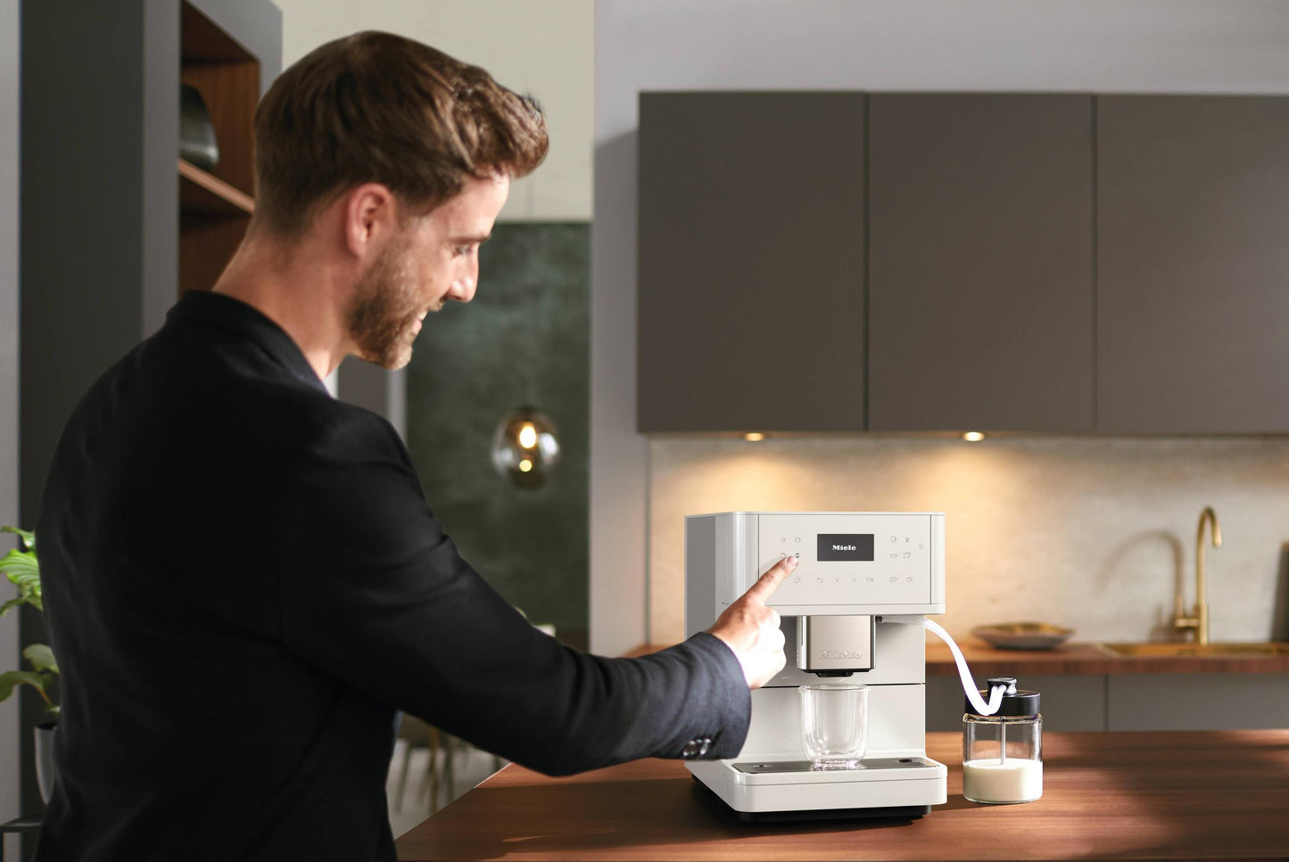 Miele CM6160LW Cm 6160 Milkperfection - Machine à café de comptoir avec connexion Wifi et une large sélection de cafés de spécialité pour une liberté maximale.