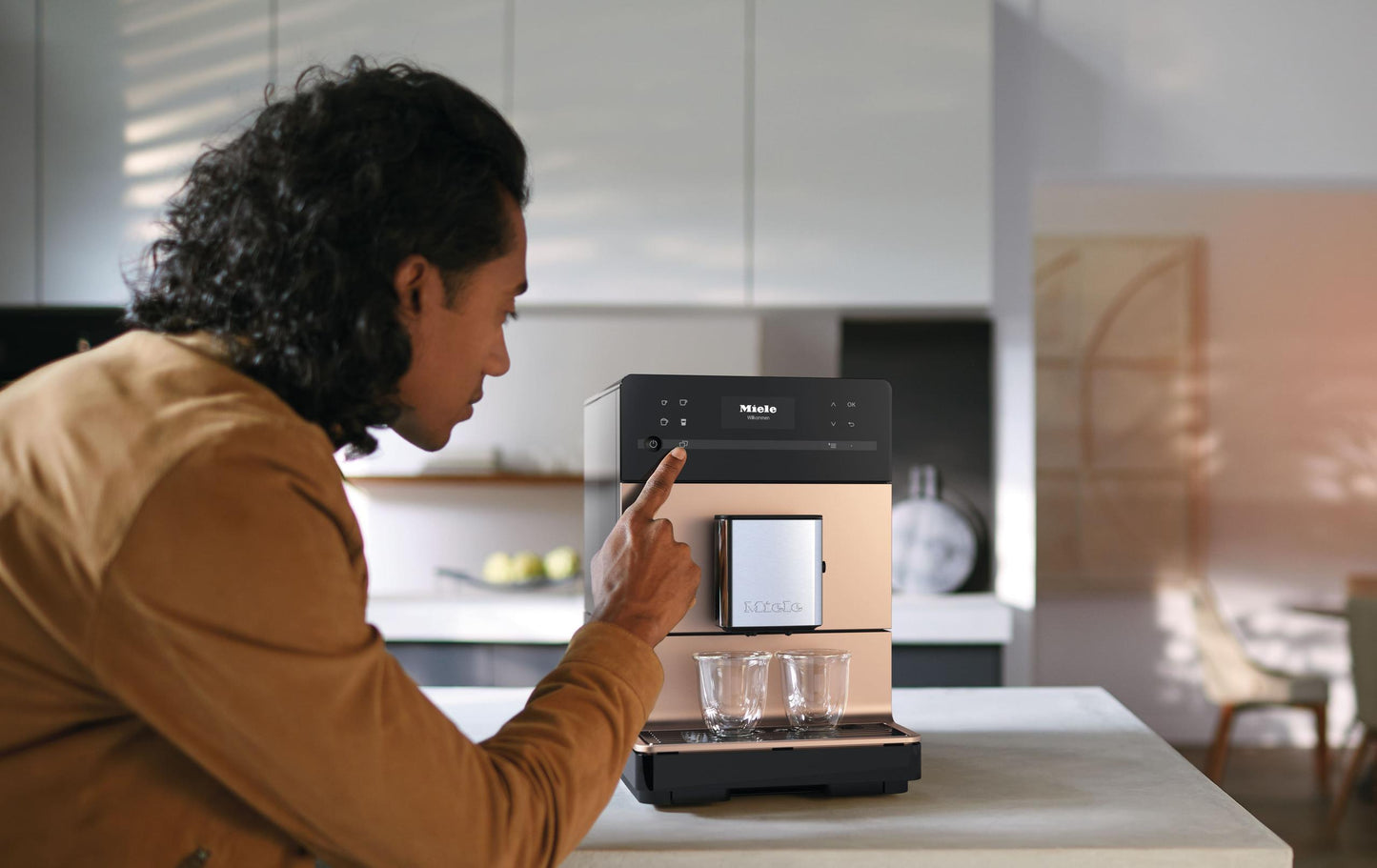 Miele CM5510RG Cm 5510 Silence - Machine à café de comptoir avec fonction Onetouch pour deux personnes pour un plaisir café ultime.