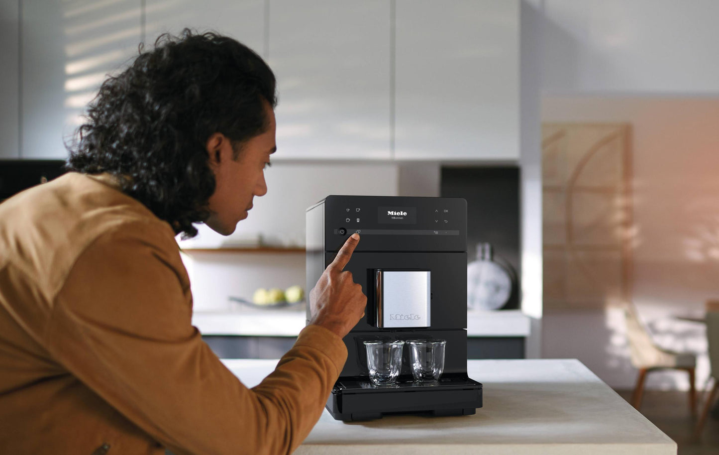 Miele CM5310OB Cm 5310 Silence Noir Obsidien - Machine à café de comptoir avec fonction Onetouch pour deux personnes pour un plaisir café ultime.