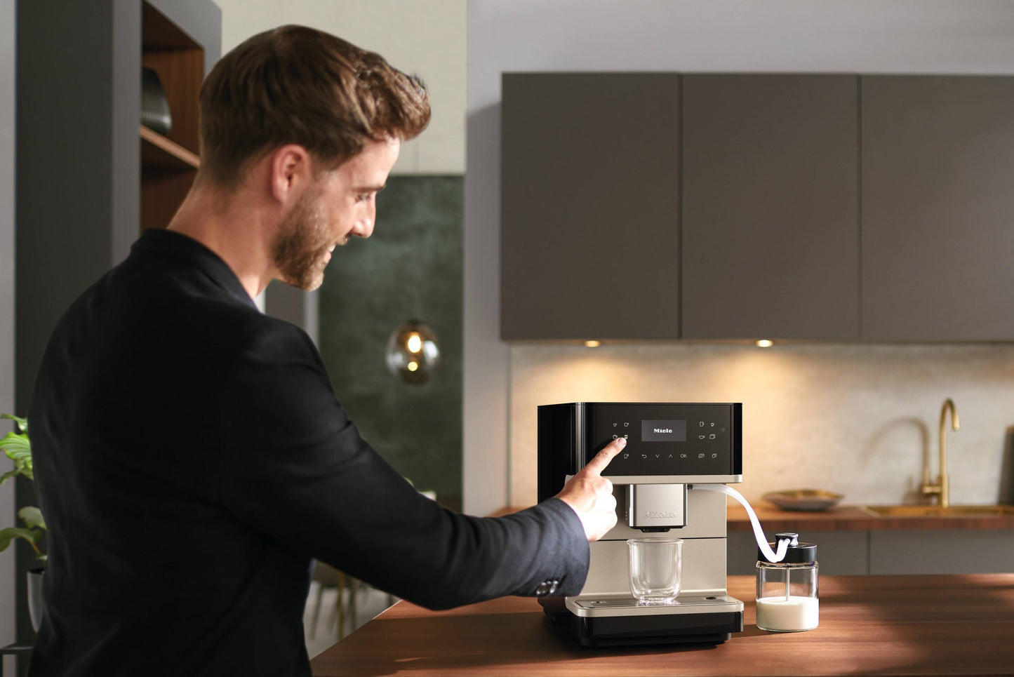 Miele CM6360OBCS Cm 6360 Milkperfection Noir Obsidien.Cs - Machine à café de comptoir avec connexion Wifi, réservoir à lait de haute qualité et de nombreux cafés de spécialité.