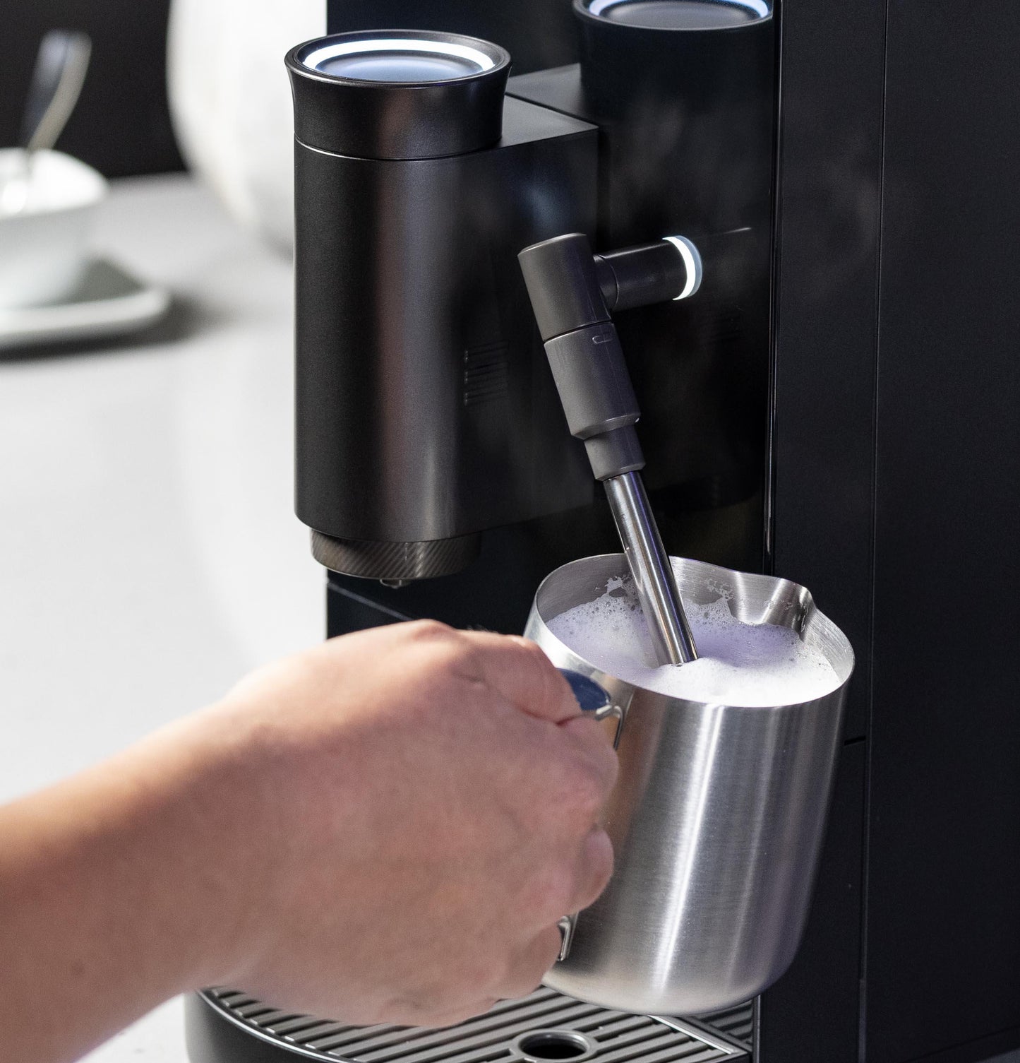 Machine à expresso automatique GE Profile™ P7CEBBS6RBB avec mousseur à lait