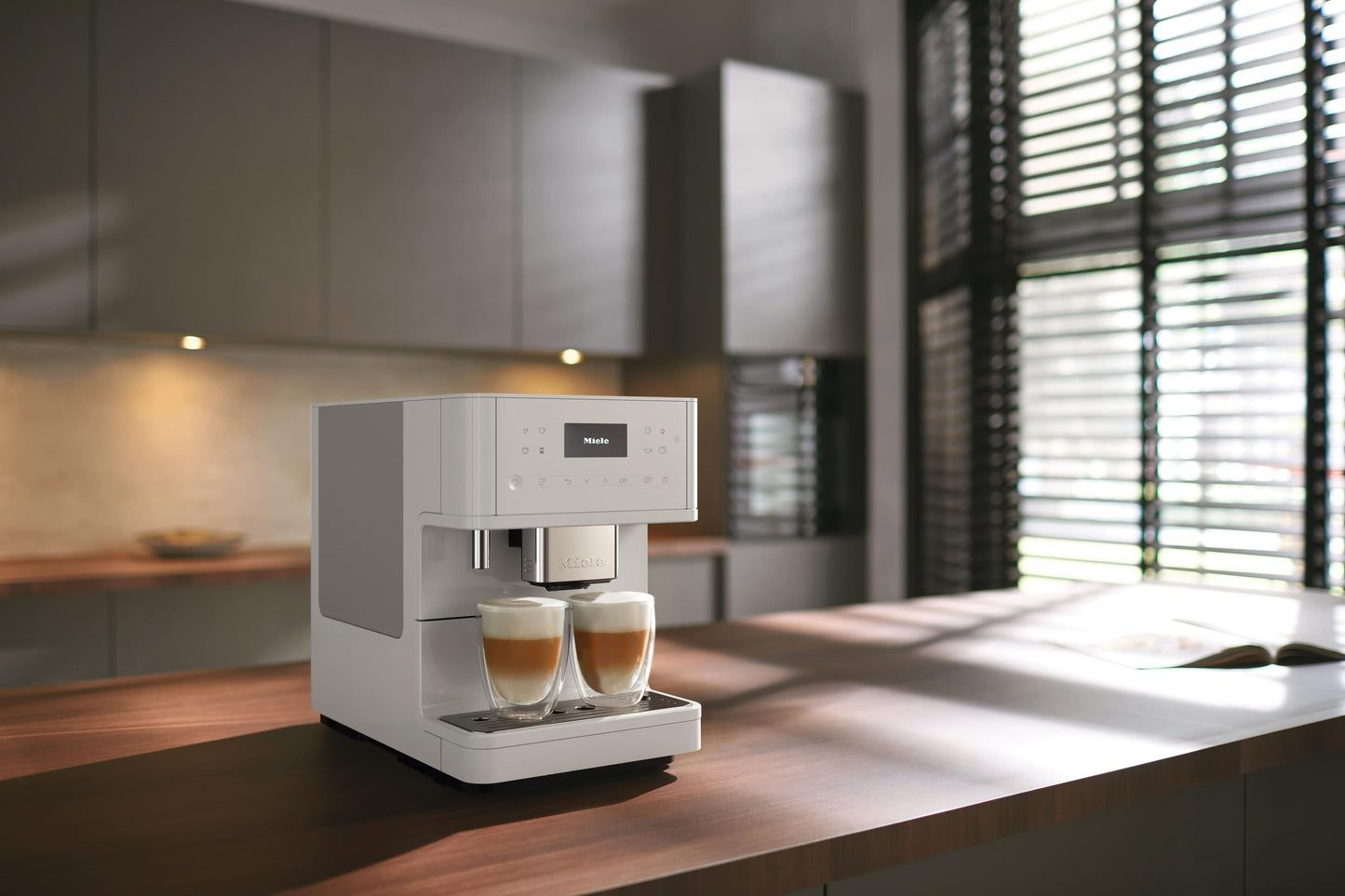 Miele CM6160LW Cm 6160 Milkperfection - Machine à café de comptoir avec connexion Wifi et une large sélection de cafés de spécialité pour une liberté maximale.