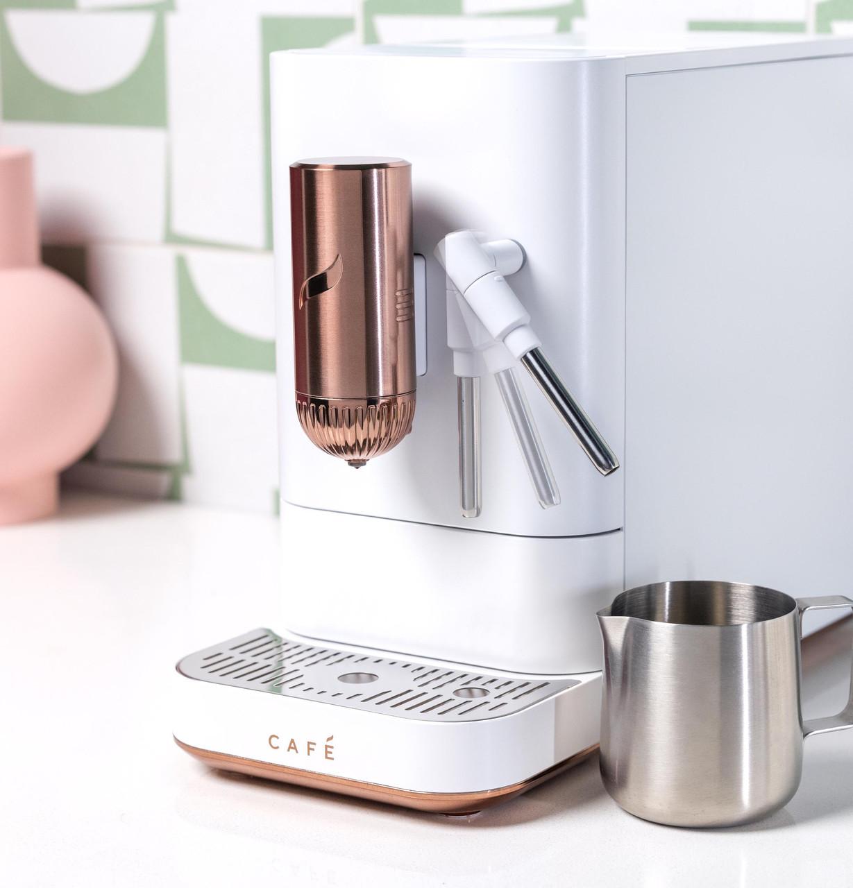 Machine à expresso automatique Café™ Affetto C7CEBBS4RW3 avec mousseur à lait