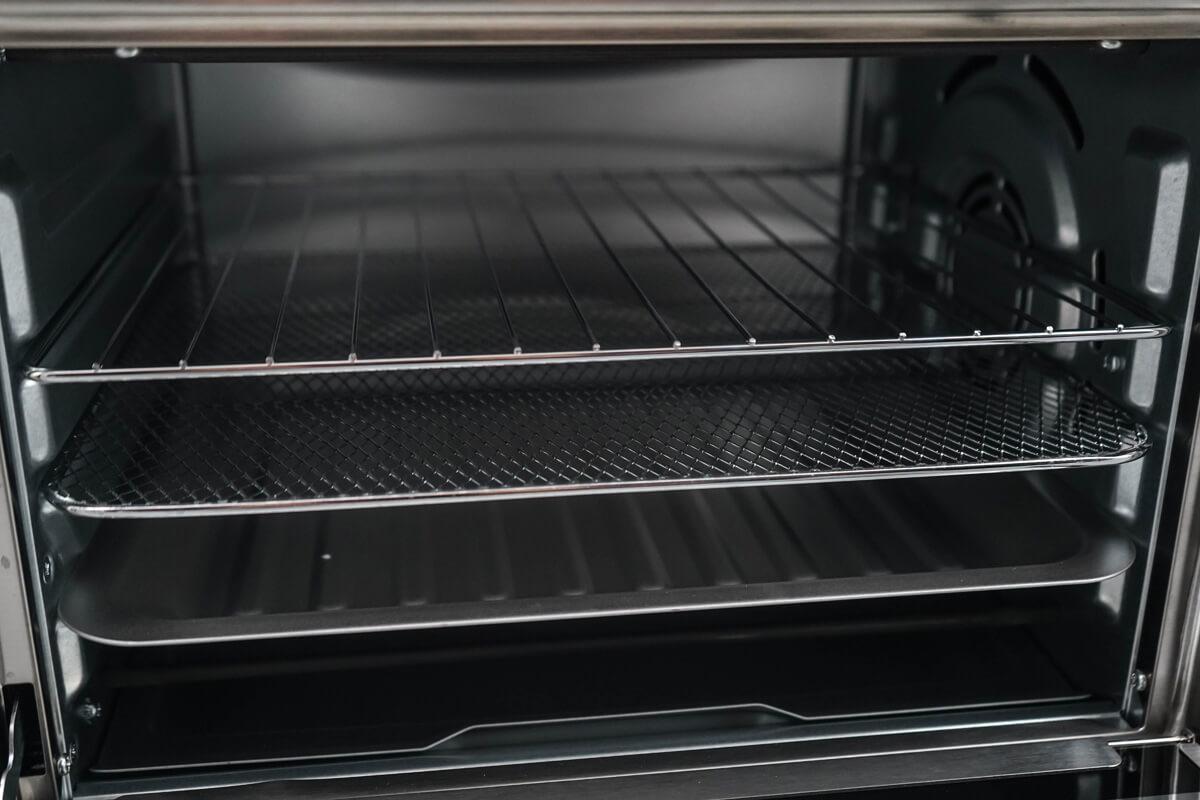 Four grille-pain à convection Danby DBTO0961ABSS de 25 L (0,9 pi³) avec technologie de friture à air chaud et affichage numérique LCD.