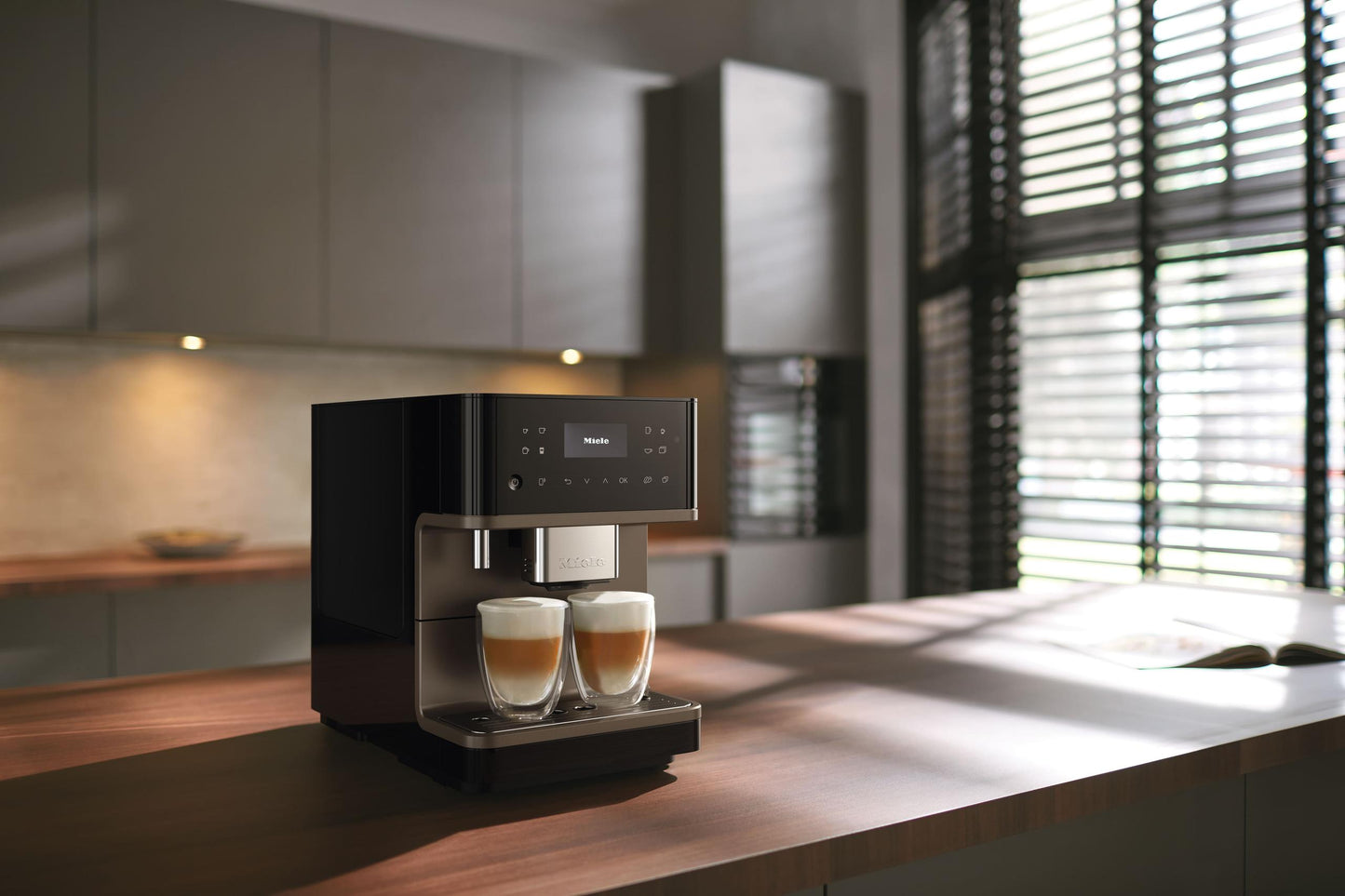Miele CM6360OBB Cm 6360 Milkperfection - Machine à café de comptoir avec connexion Wifi, réservoir à lait de haute qualité et de nombreux cafés de spécialité.