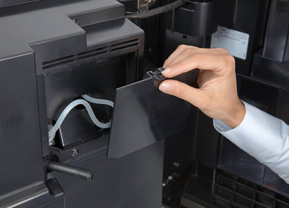 Machine à café encastrable Miele CVA6401W avec système de moussage à grains et fonction Onetouch pour deux préparations. Pour un café parfait.