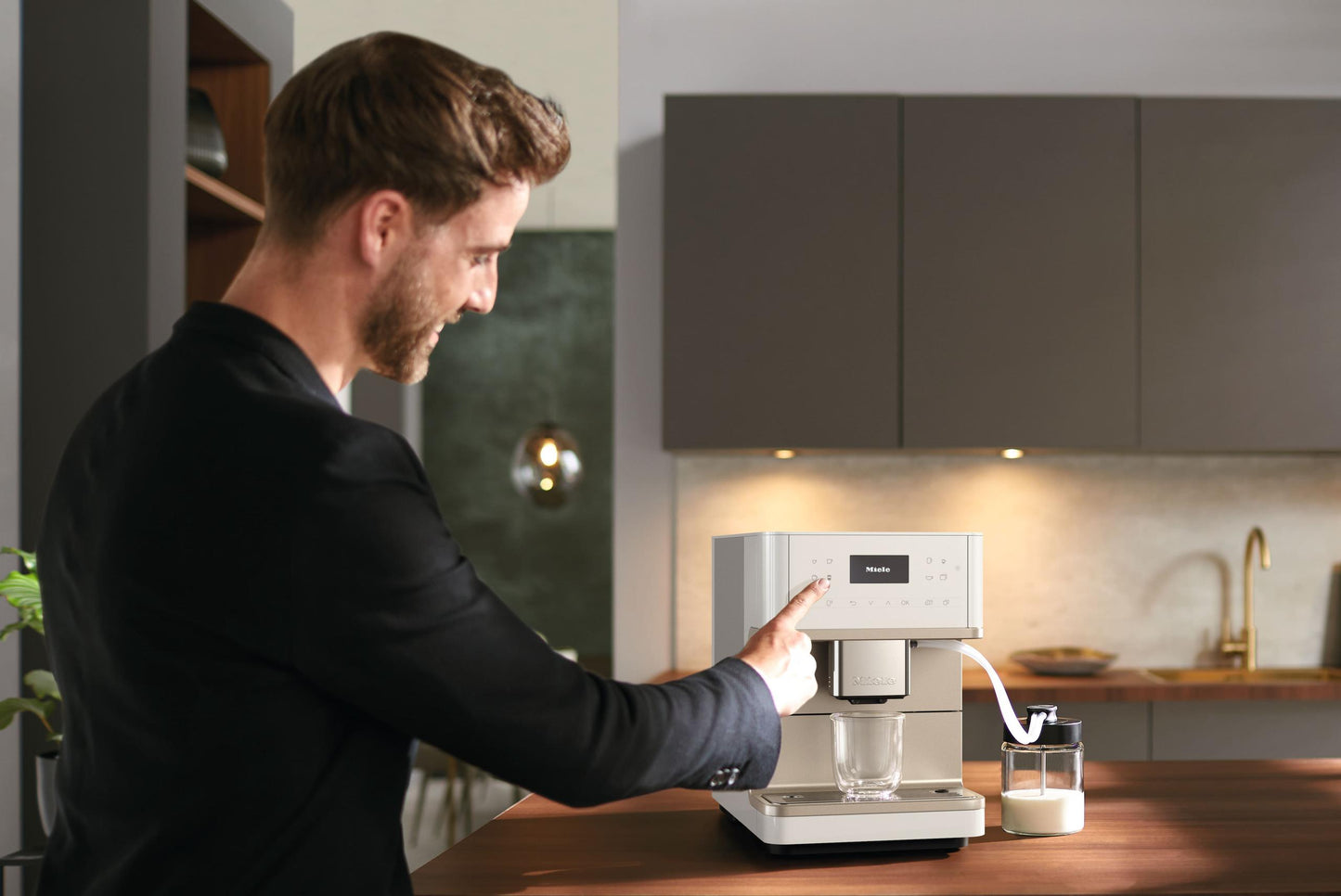 Miele CM6360LW Cm 6360 Milkperfection Lotus Blanc-Cm - Machine à café de comptoir avec connexion Wifi, réservoir à lait de haute qualité et de nombreux cafés de spécialité.