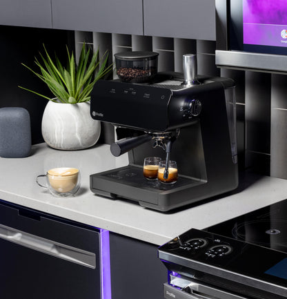 Machine à expresso semi-automatique GE Profile™ P7CESAS6RBB avec mousseur à lait