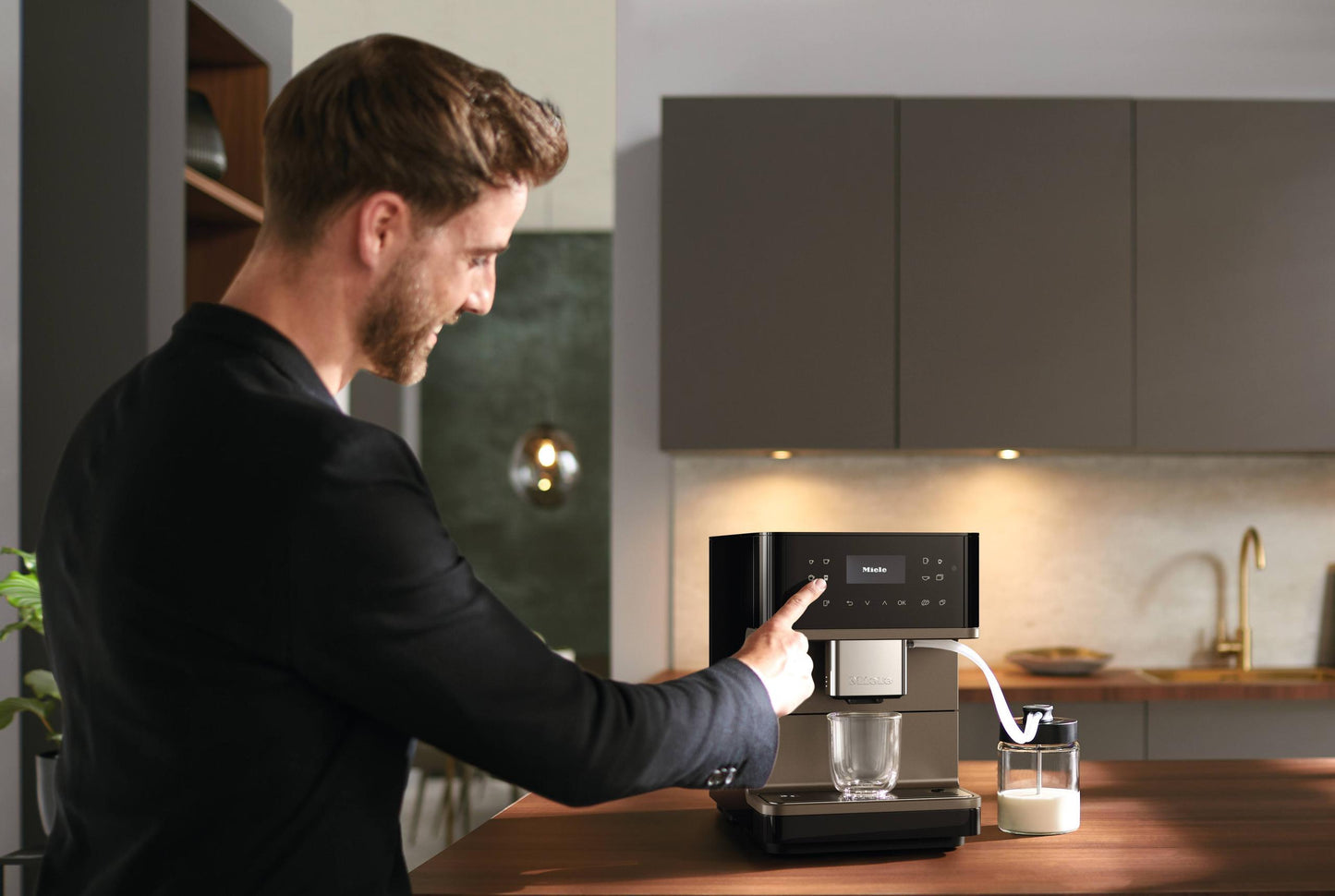 Miele CM6360OBB Cm 6360 Milkperfection - Machine à café de comptoir avec connexion Wifi, réservoir à lait de haute qualité et de nombreux cafés de spécialité.