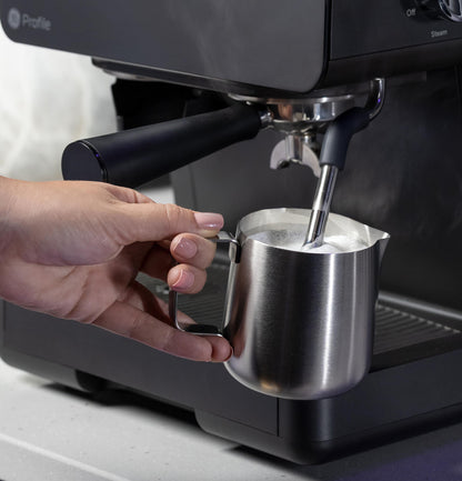 Machine à expresso semi-automatique GE Profile™ P7CESAS6RBB avec mousseur à lait