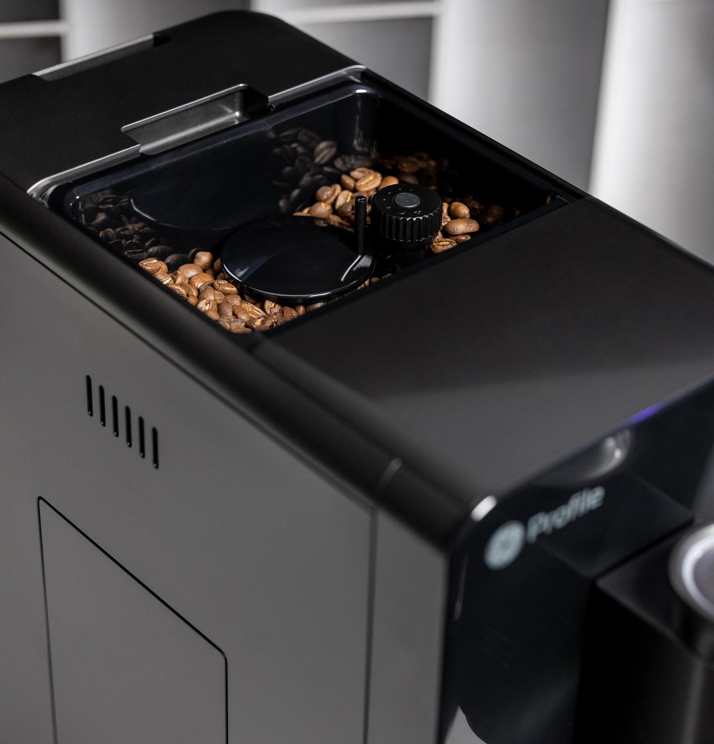 Machine à expresso automatique GE Profile™ P7CEBBS6RBB avec mousseur à lait