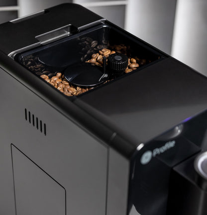 Machine à expresso automatique GE Profile™ P7CEBBS6RBB avec mousseur à lait