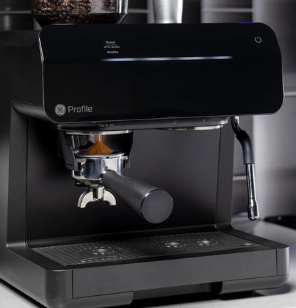Machine à expresso semi-automatique GE Profile™ P7CESAS6RBB avec mousseur à lait