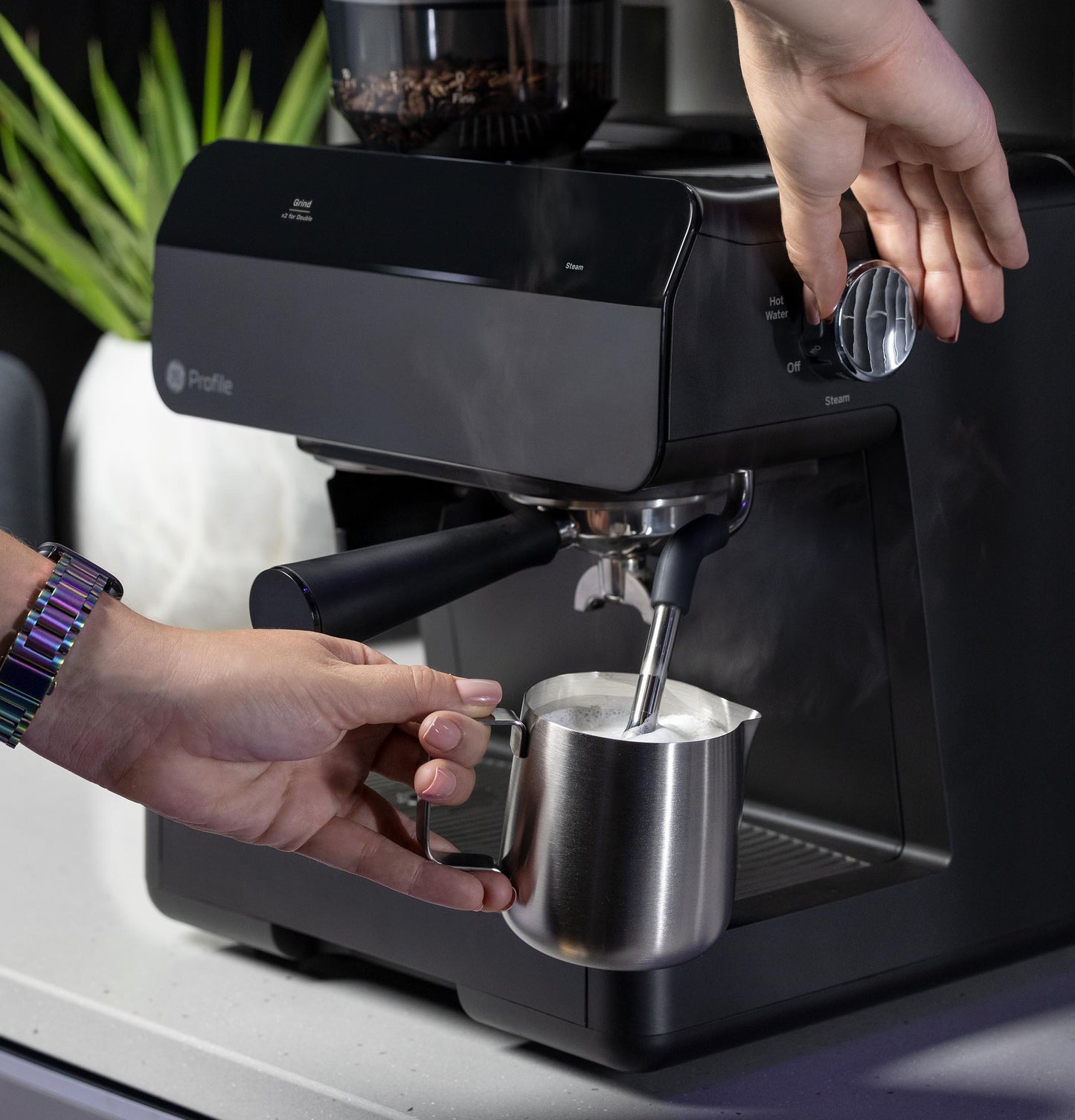 Machine à expresso semi-automatique GE Profile™ P7CESAS6RBB avec mousseur à lait
