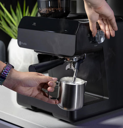 Machine à expresso semi-automatique GE Profile™ P7CESAS6RBB avec mousseur à lait