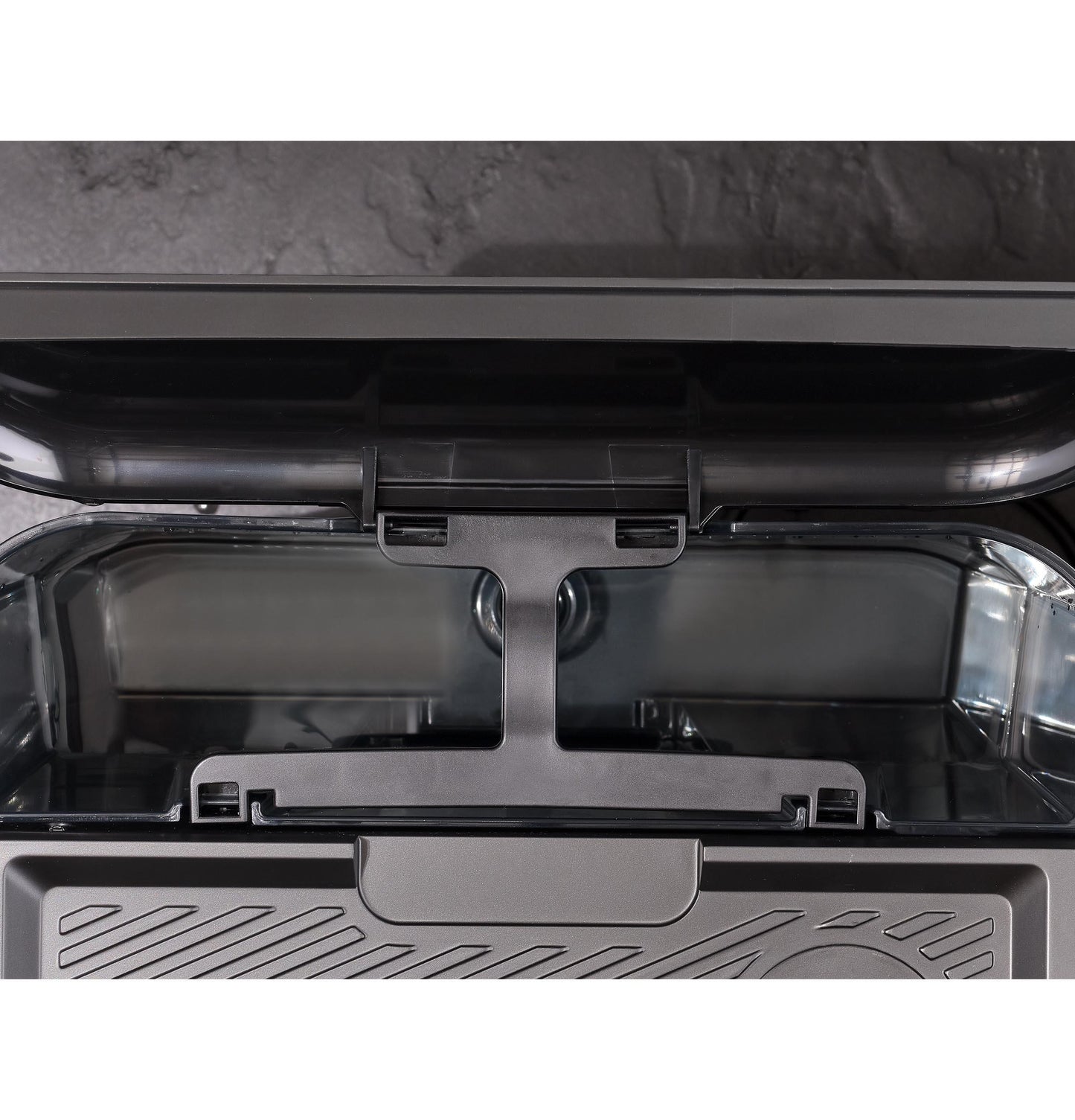 Machine à expresso semi-automatique GE Profile™ P7CESAS6RBB avec mousseur à lait