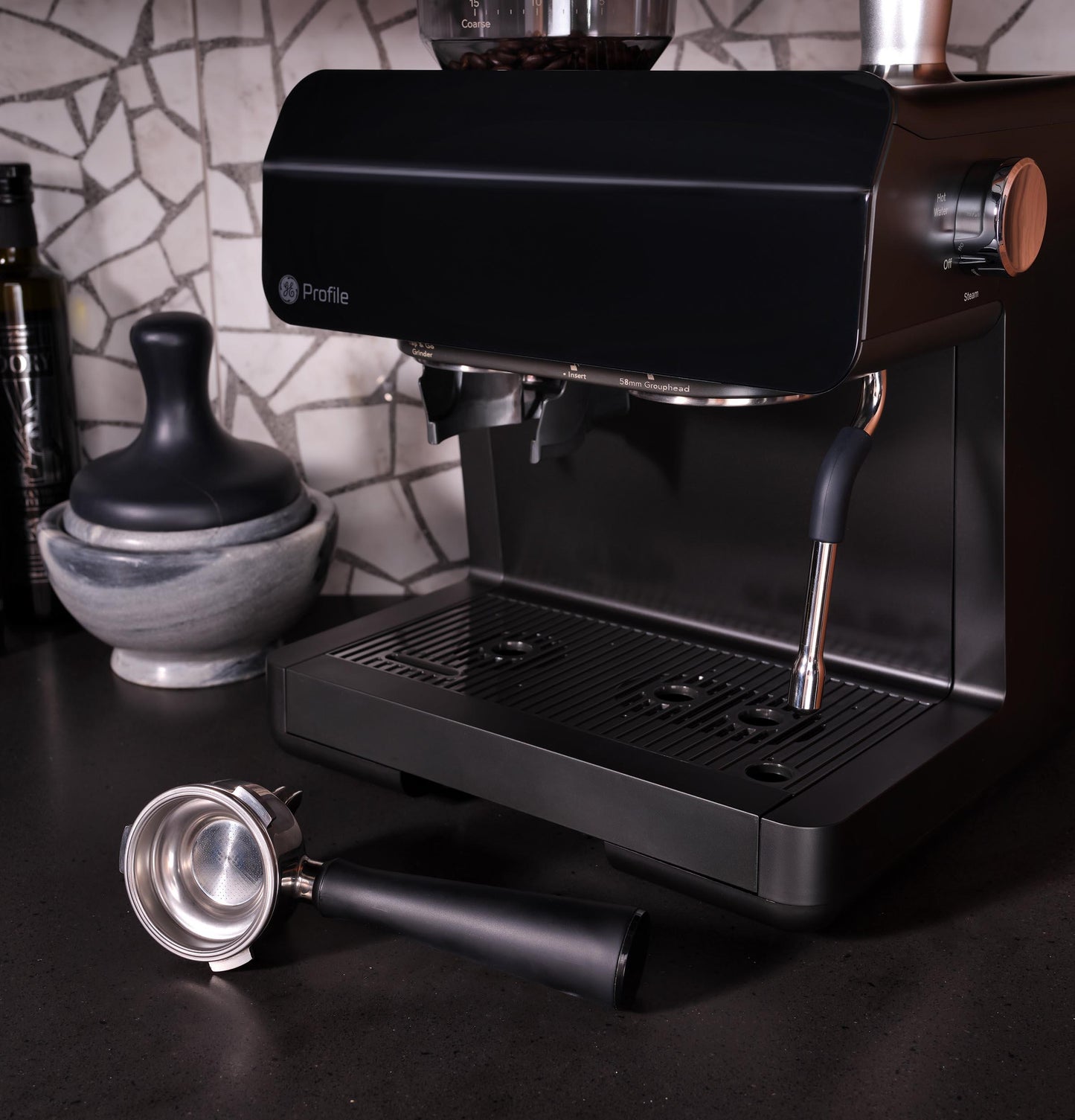 Machine à expresso semi-automatique GE Profile™ P7CESAS6RBB avec mousseur à lait