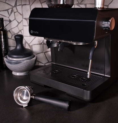 Machine à expresso semi-automatique GE Profile™ P7CESAS6RBB avec mousseur à lait