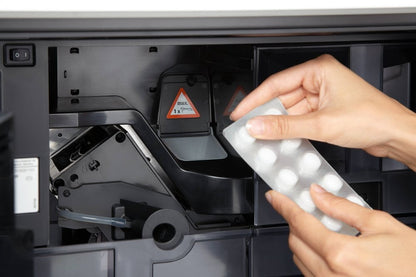 Machine à café encastrable Miele CVA6401W avec système de moussage à grains et fonction Onetouch pour deux préparations. Pour un café parfait.