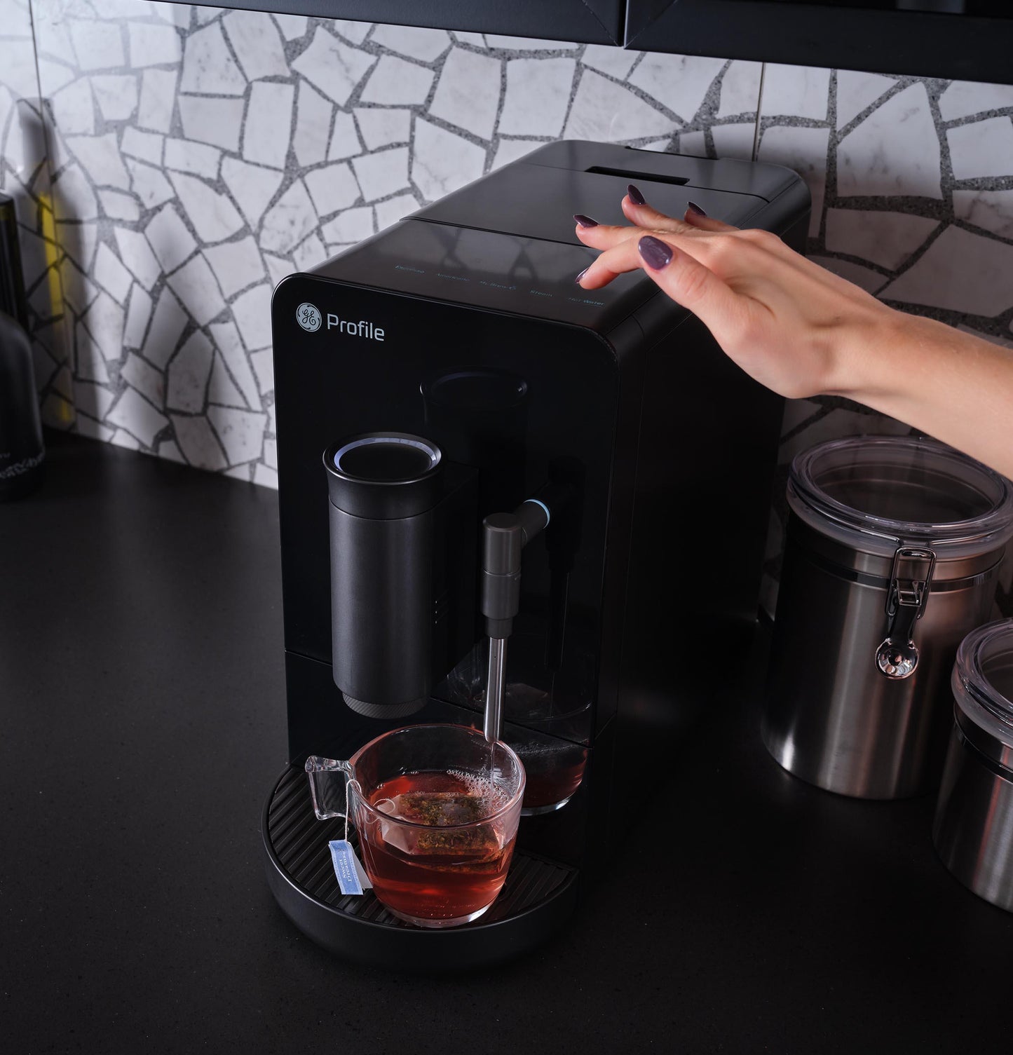 Machine à expresso automatique GE Profile™ P7CEBBS6RBB avec mousseur à lait