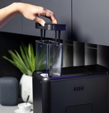 Machine à expresso automatique GE Profile™ P7CEBBS6RBB avec mousseur à lait