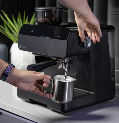 Machine à expresso semi-automatique GE Profile™ P7CESAS6RBB avec mousseur à lait