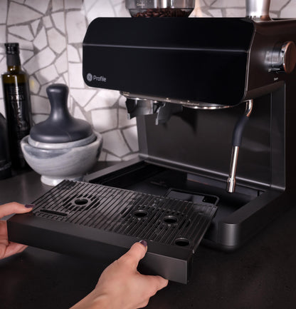 Machine à expresso semi-automatique GE Profile™ P7CESAS6RBB avec mousseur à lait