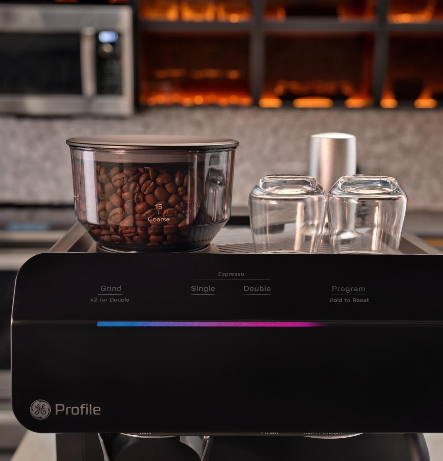 Machine à expresso semi-automatique GE Profile™ P7CESAS6RBB avec mousseur à lait