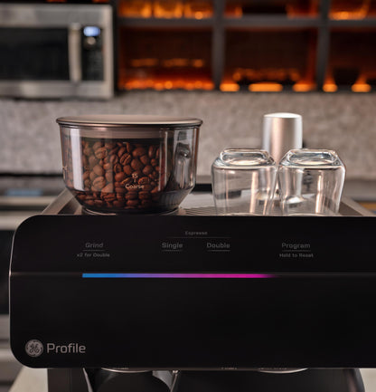 Machine à expresso semi-automatique GE Profile™ P7CESAS6RBB avec mousseur à lait