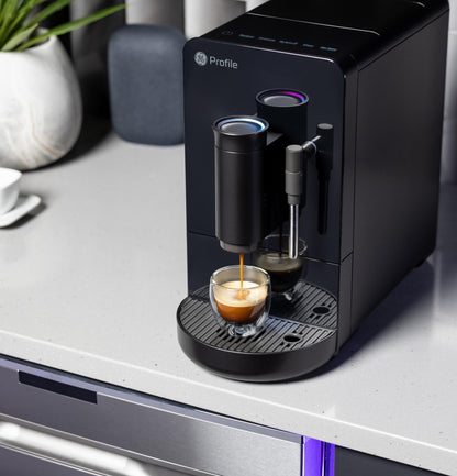 Machine à expresso automatique GE Profile™ P7CEBBS6RBB avec mousseur à lait