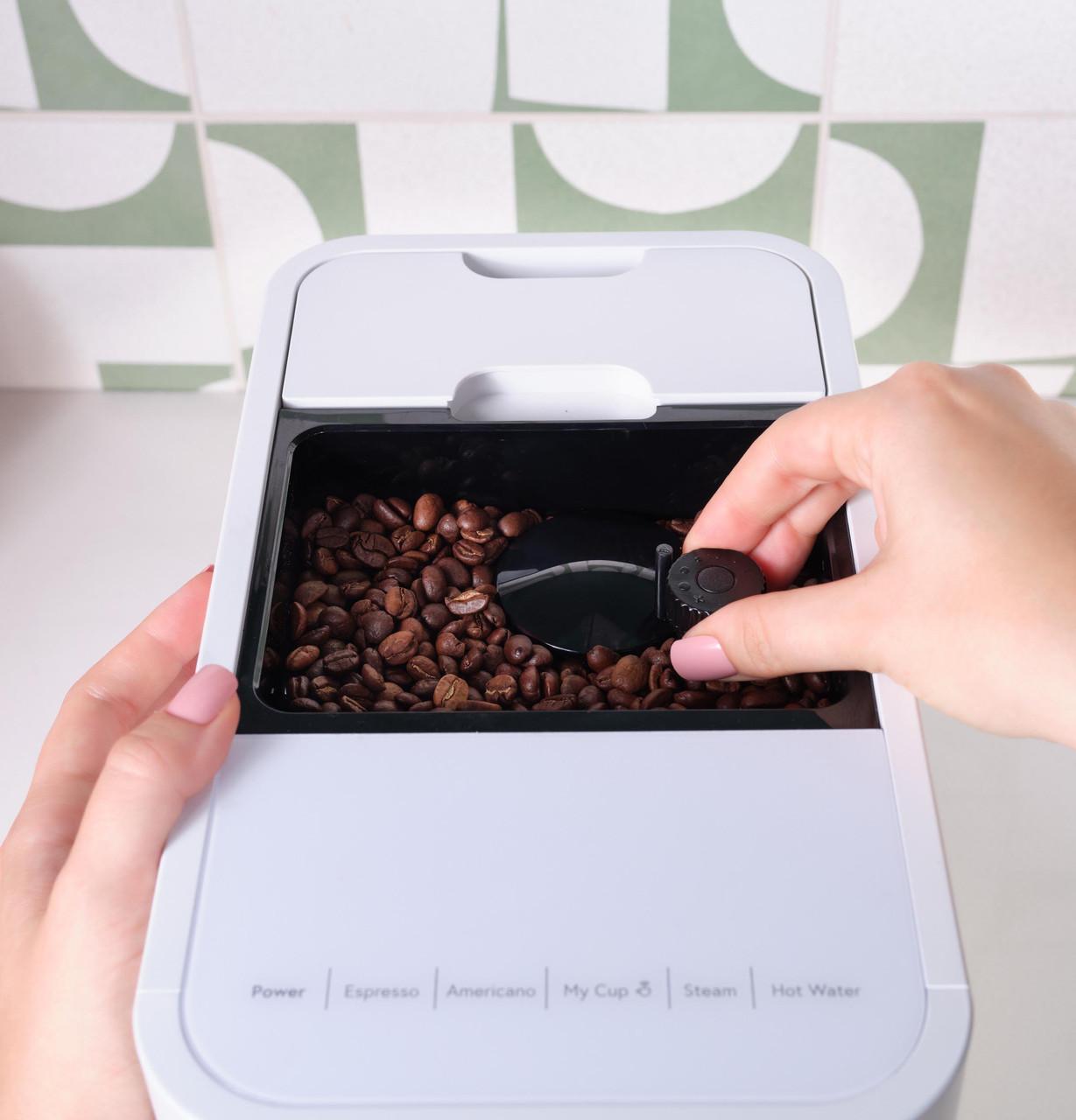 Machine à expresso automatique Café™ Affetto C7CEBBS4RW3 avec mousseur à lait