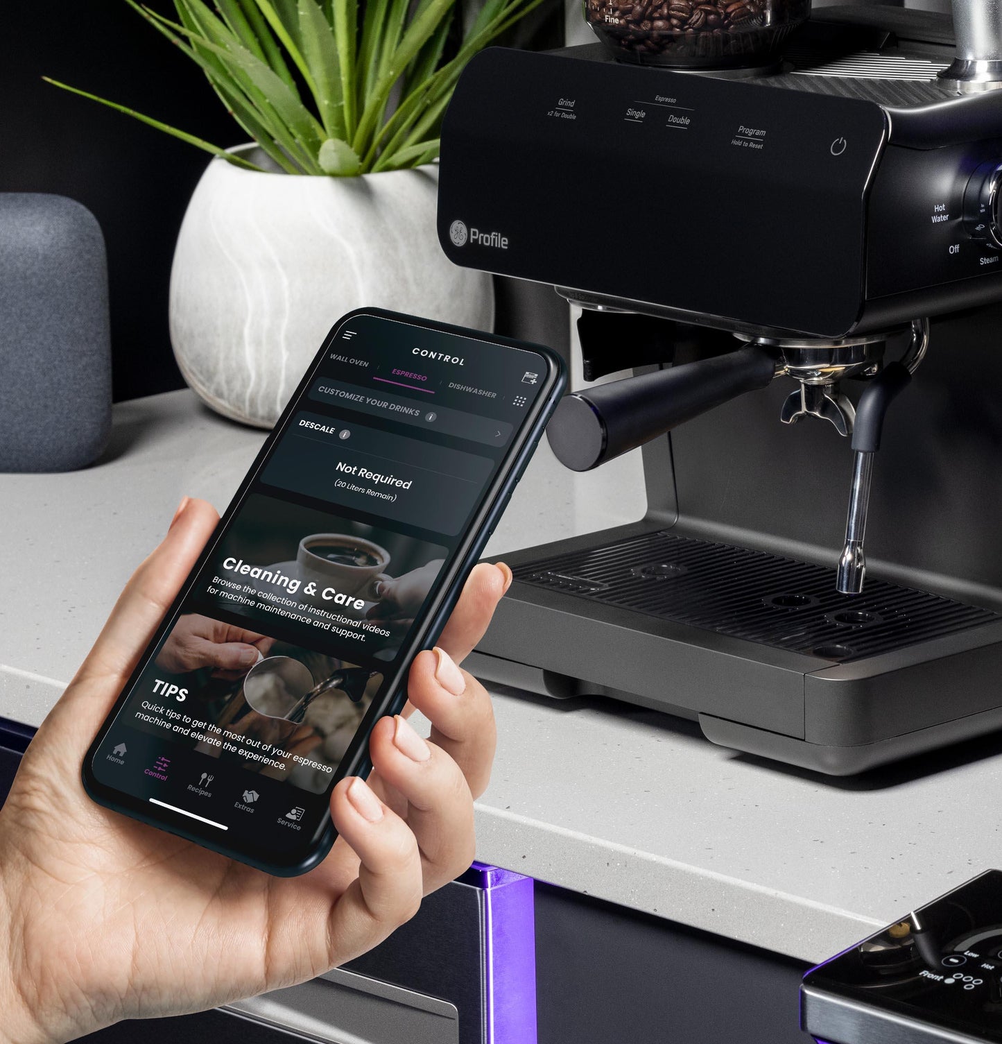 Machine à expresso semi-automatique GE Profile™ P7CESAS6RBB avec mousseur à lait