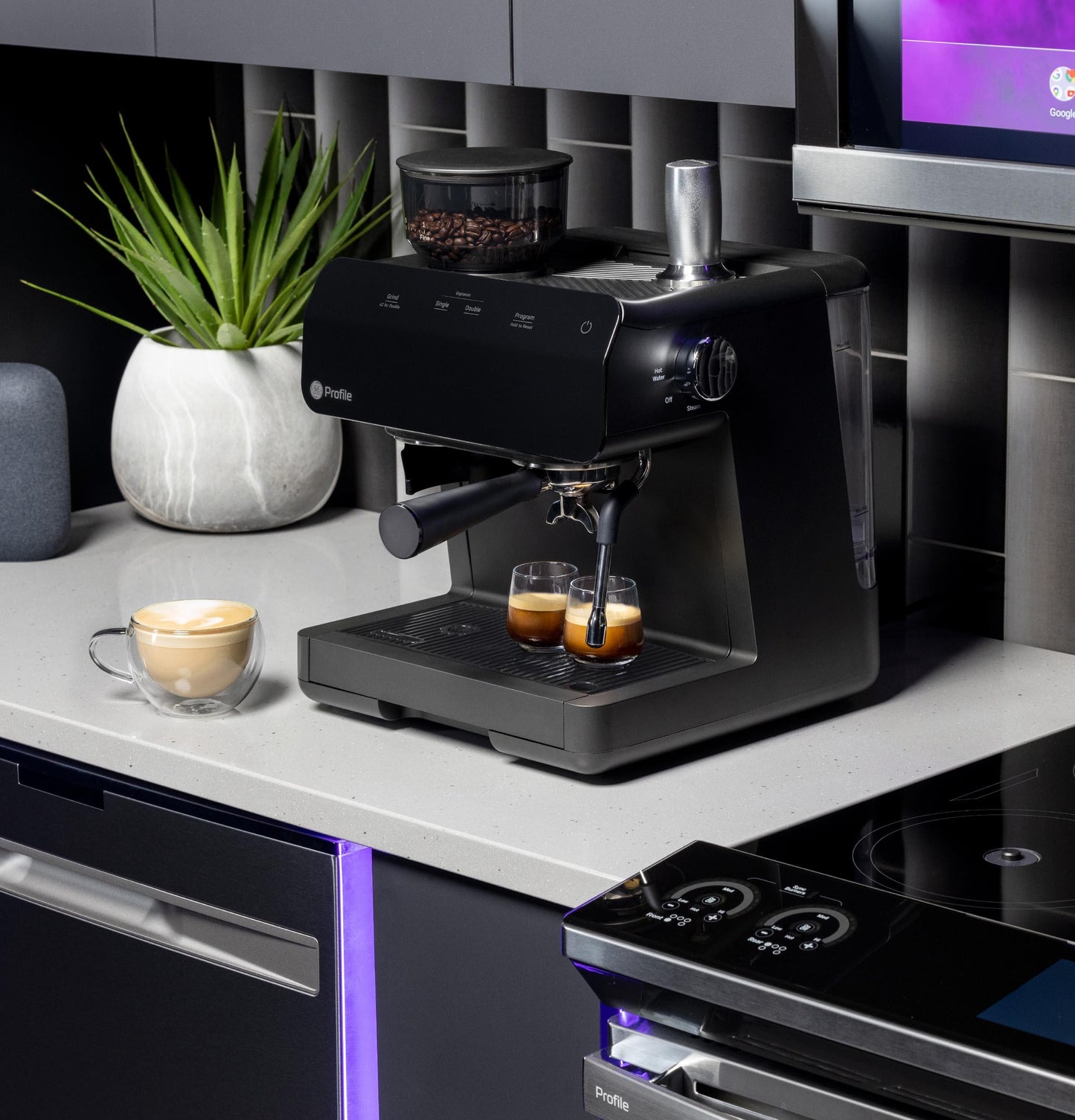 Machine à expresso semi-automatique GE Profile™ P7CESAS6RBB avec mousseur à lait