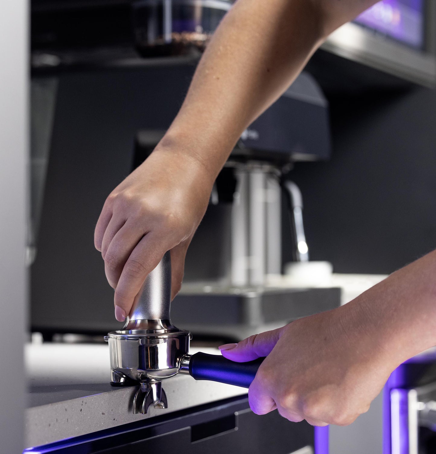 Machine à expresso semi-automatique GE Profile™ P7CESAS6RBB avec mousseur à lait