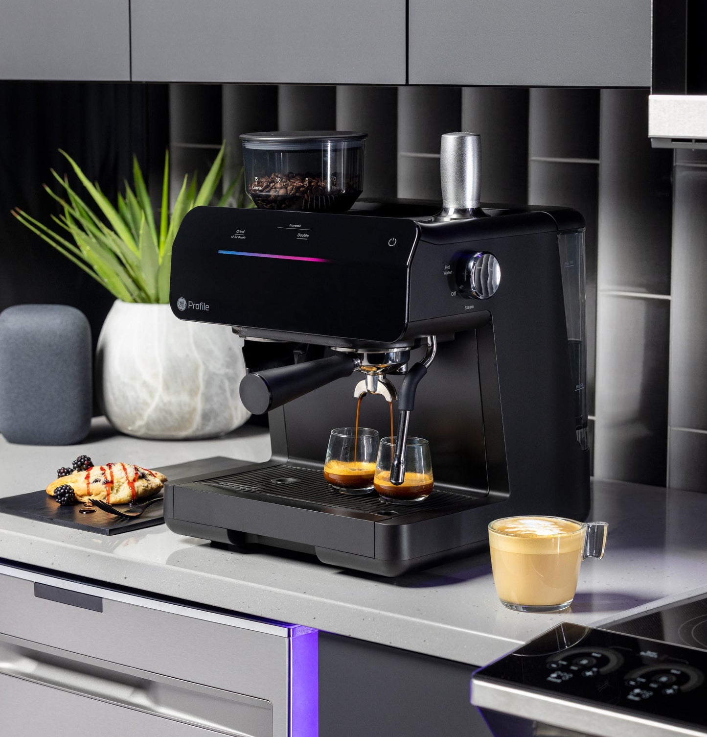 Machine à expresso semi-automatique GE Profile™ P7CESAS6RBB avec mousseur à lait