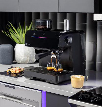 Machine à expresso semi-automatique GE Profile™ P7CESAS6RBB avec mousseur à lait