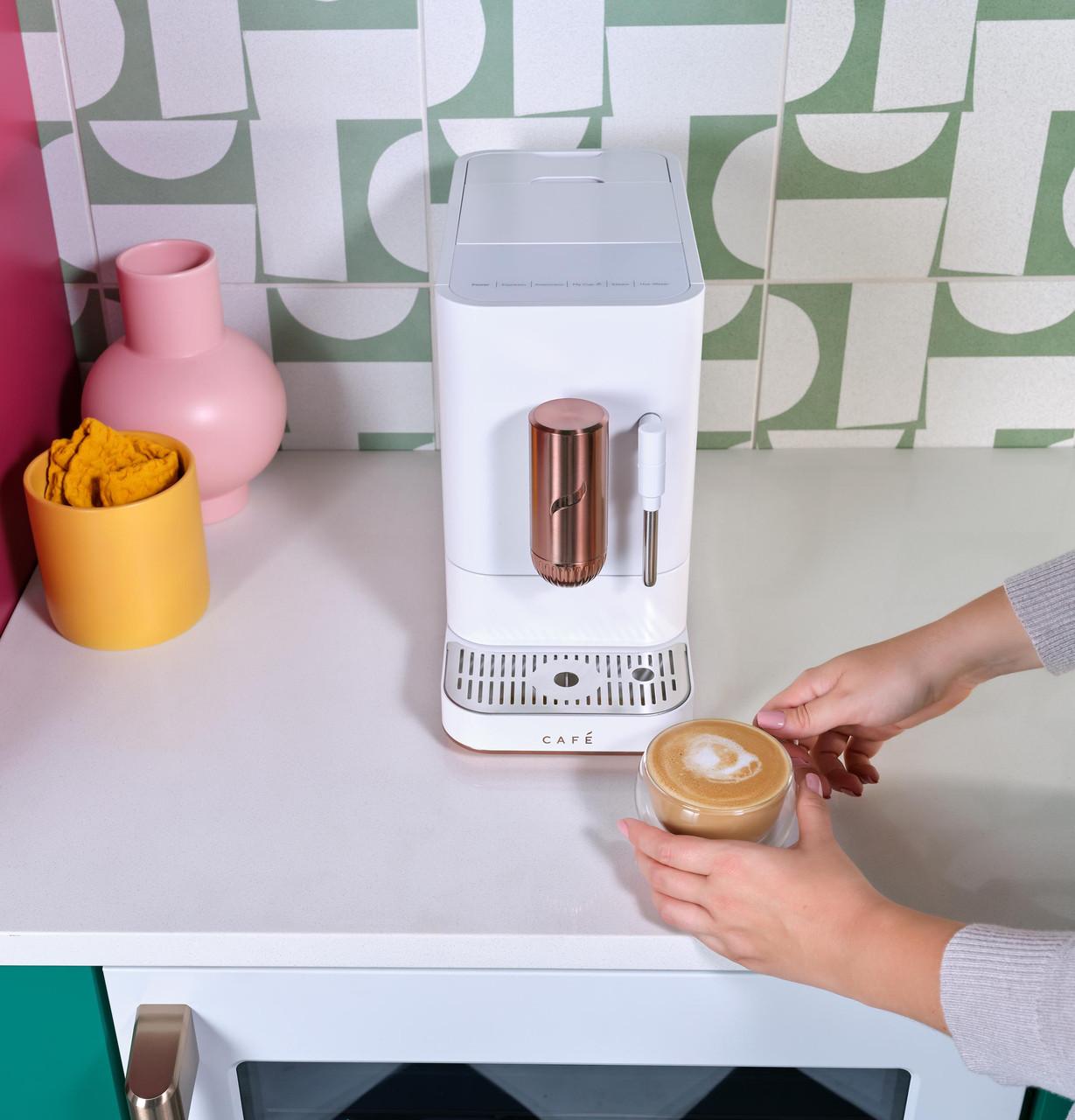 Machine à expresso automatique Café™ Affetto C7CEBBS4RW3 avec mousseur à lait