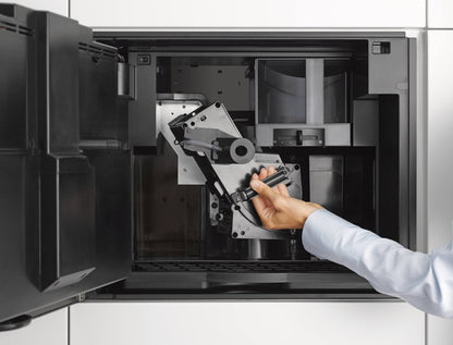 Machine à café encastrable Miele CVA6401SS avec système de moussage à grains et fonction Onetouch pour deux préparations. Pour un café parfait.