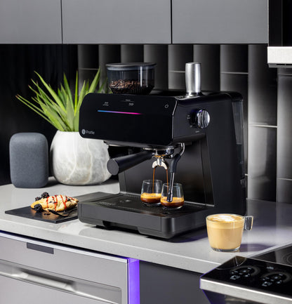 Machine à expresso semi-automatique GE Profile™ P7CESAS6RBB avec mousseur à lait
