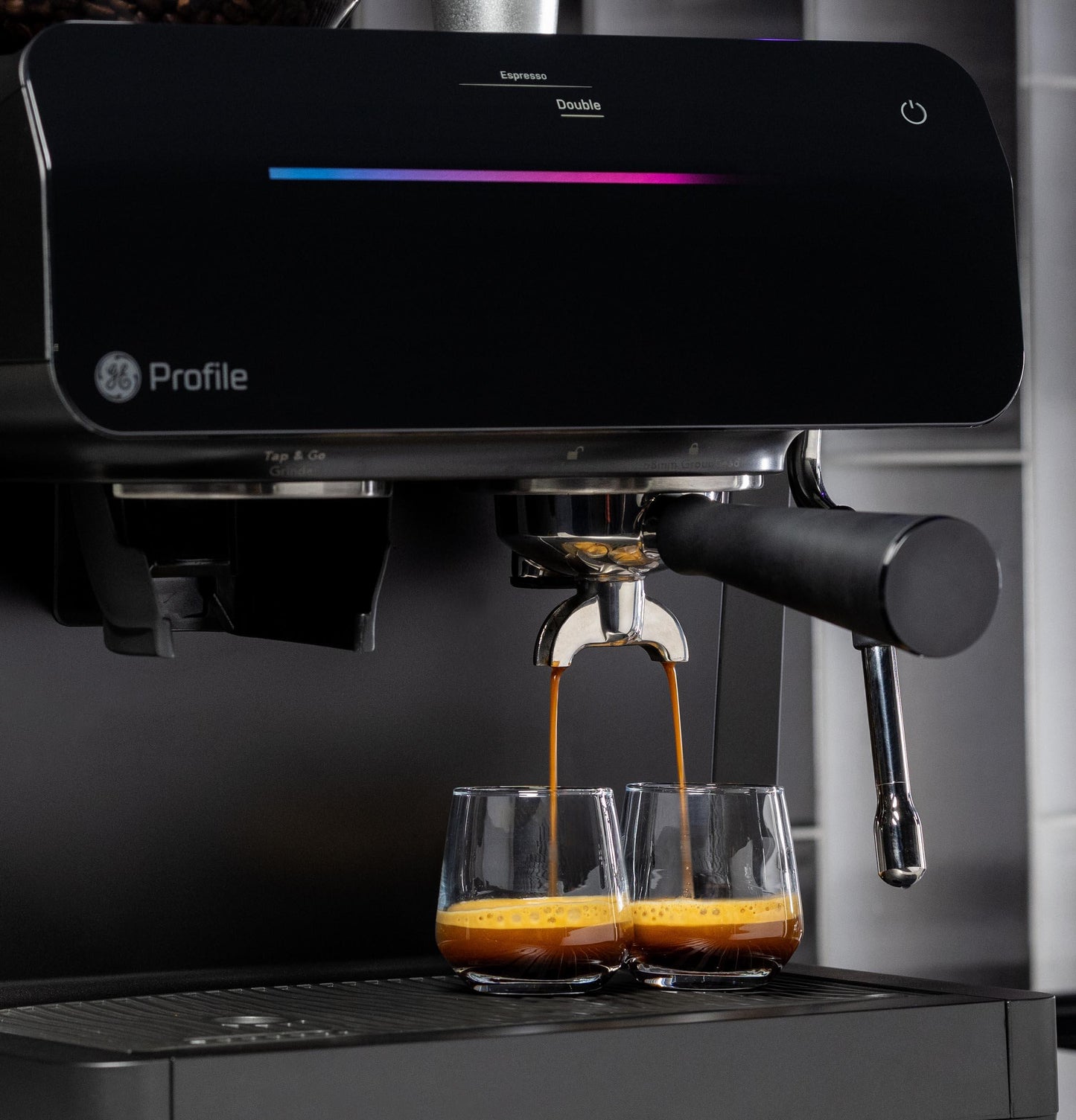 Machine à expresso semi-automatique GE Profile™ P7CESAS6RBB avec mousseur à lait