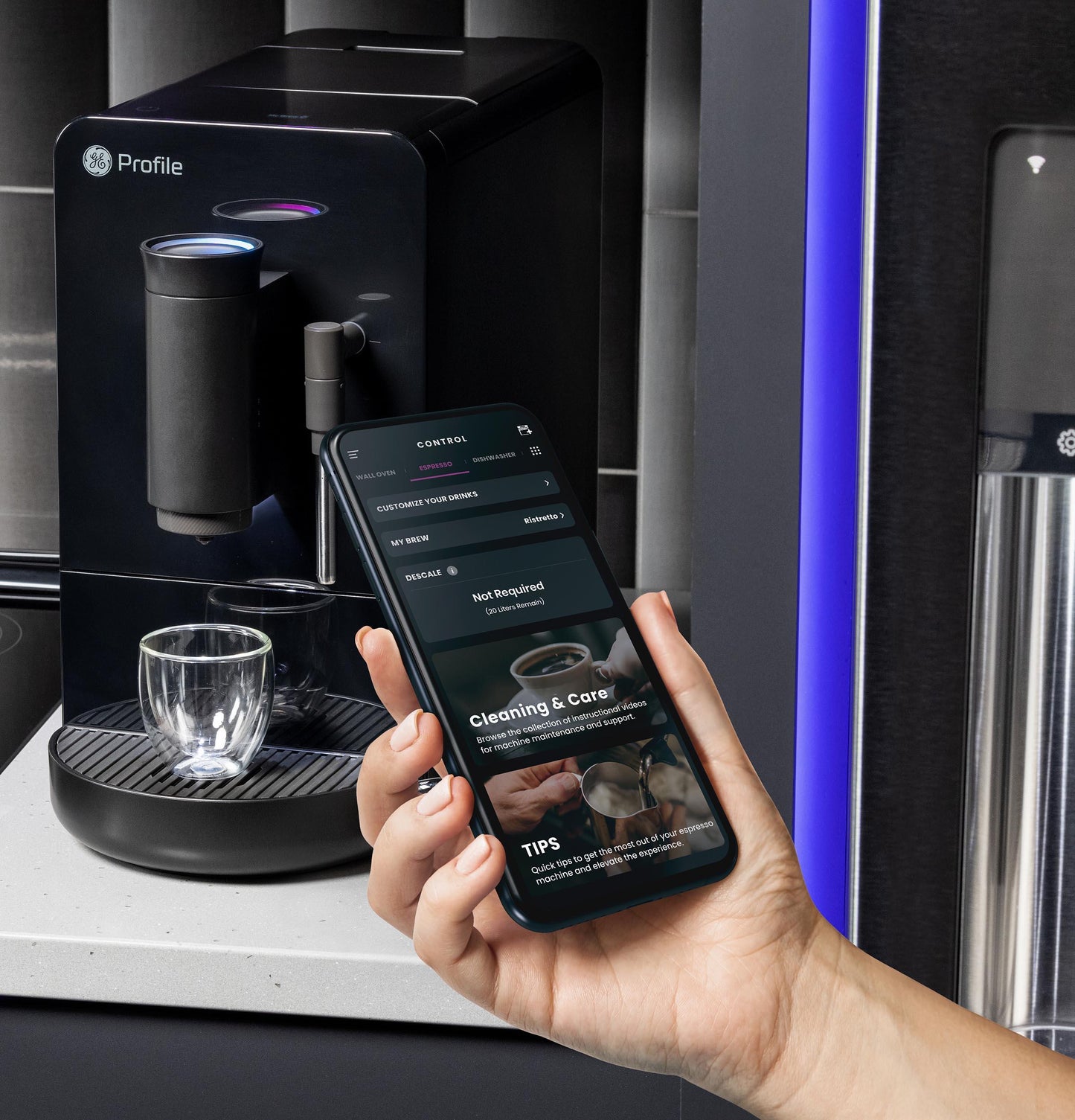 Machine à expresso automatique GE Profile™ P7CEBBS6RBB avec mousseur à lait