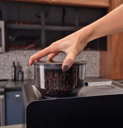 Machine à expresso semi-automatique GE Profile™ P7CESAS6RBB avec mousseur à lait