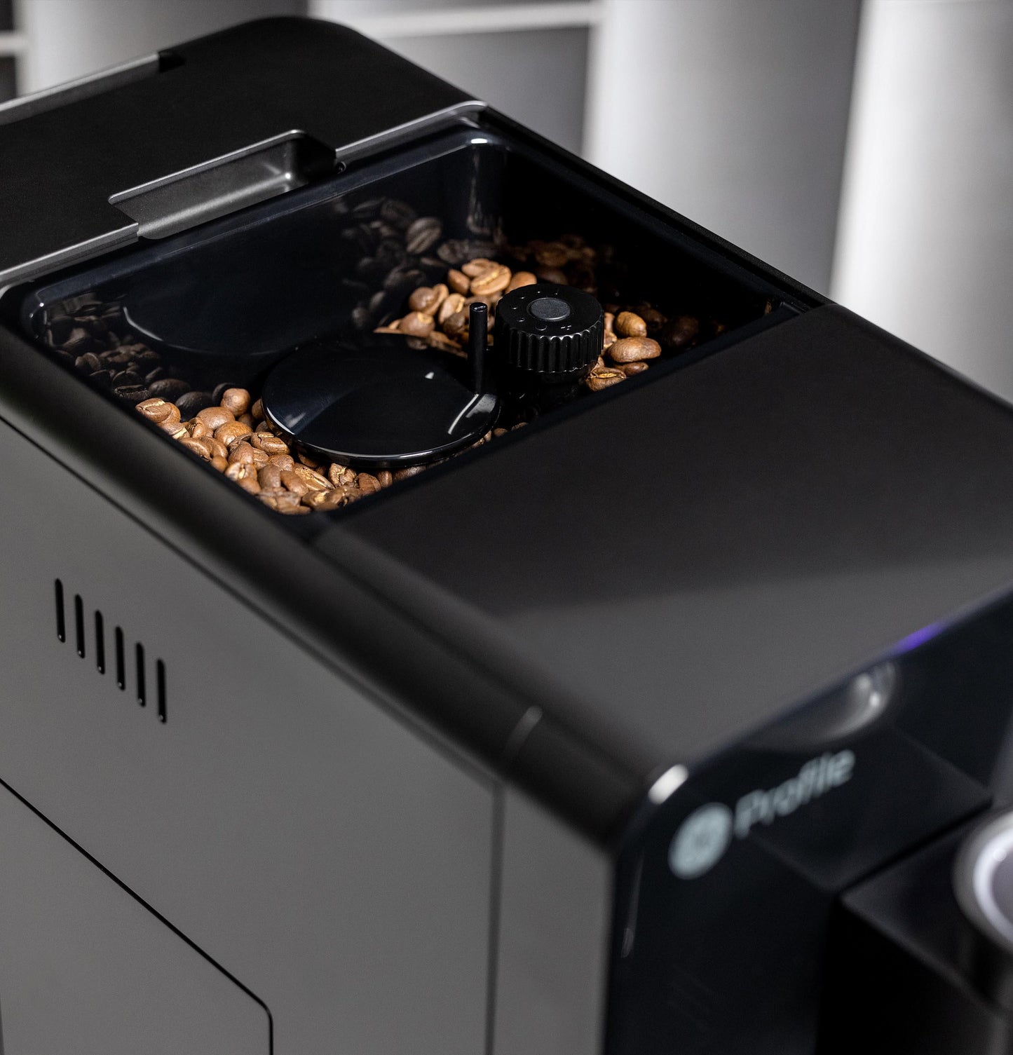 Machine à expresso automatique GE Profile™ P7CEBBS6RBB avec mousseur à lait