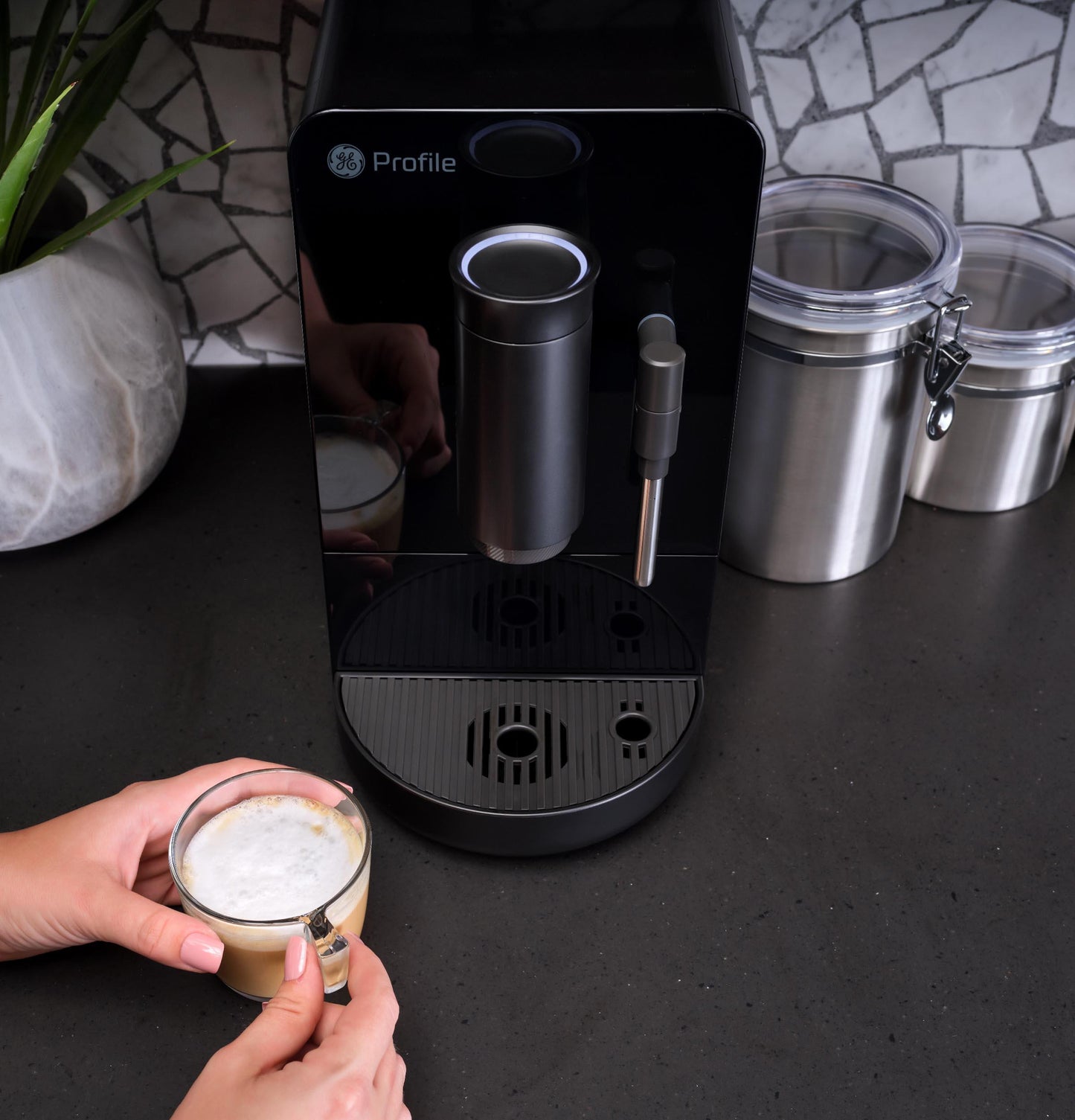 Machine à expresso automatique GE Profile™ P7CEBBS6RBB avec mousseur à lait