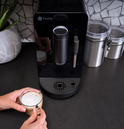 Machine à expresso automatique GE Profile™ P7CEBBS6RBB avec mousseur à lait