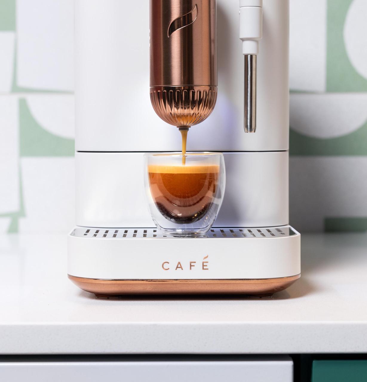 Machine à expresso automatique Café™ Affetto C7CEBBS4RW3 avec mousseur à lait