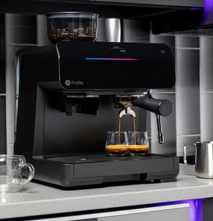 Machine à expresso semi-automatique GE Profile™ P7CESAS6RBB avec mousseur à lait