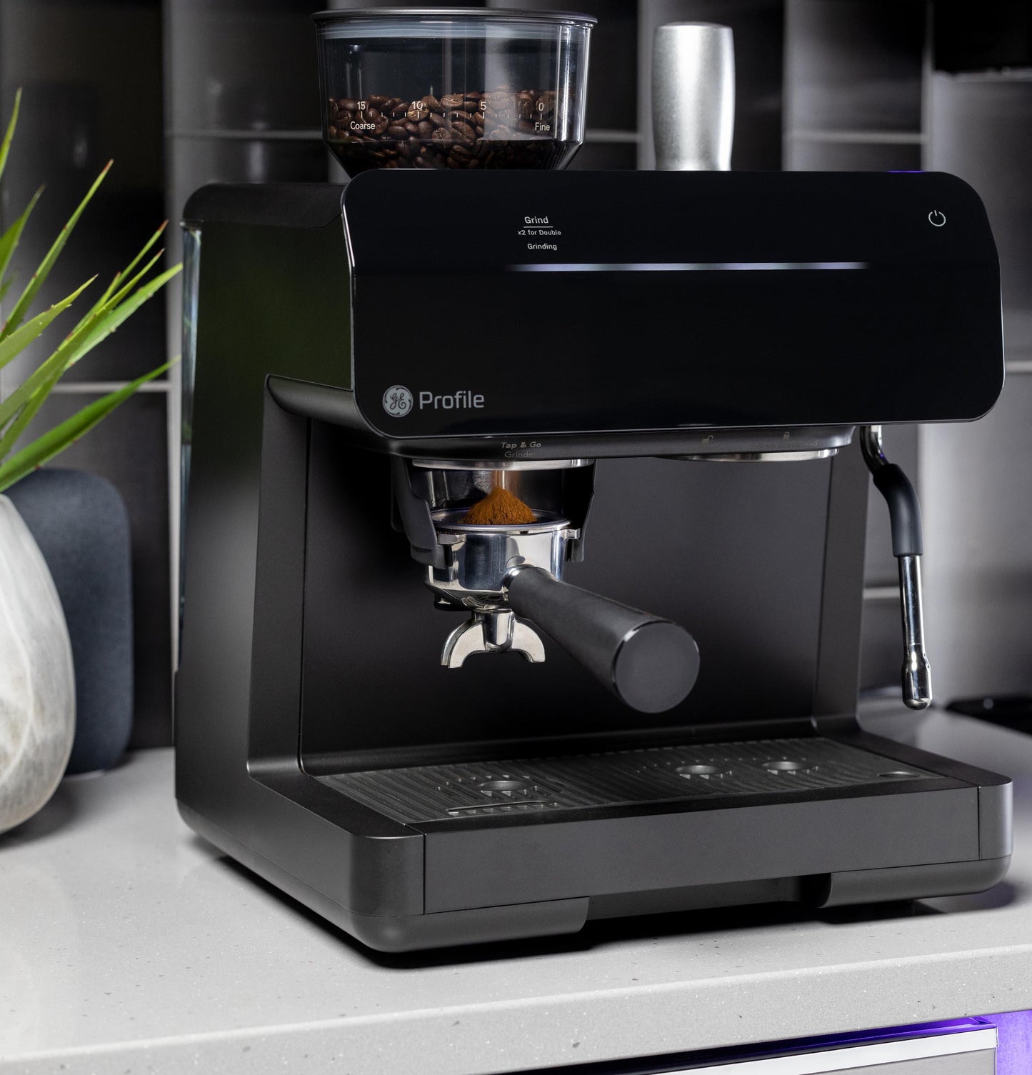 Machine à expresso semi-automatique GE Profile™ P7CESAS6RBB avec mousseur à lait