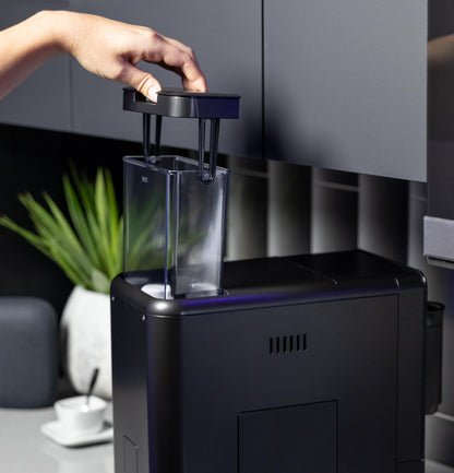 Machine à expresso automatique GE Profile™ P7CEBBS6RBB avec mousseur à lait