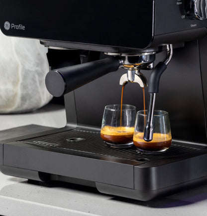 Machine à expresso semi-automatique GE Profile™ P7CESAS6RBB avec mousseur à lait